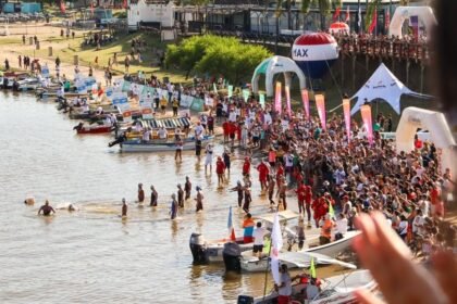 La multitud acompaña el paso de los nadadores a lo largo del recorrido de la Maratón Santa Fe–Coronda 2026, reafirmando el vínculo histórico entre el público y una de las competencias de aguas abiertas más emblemáticas del
