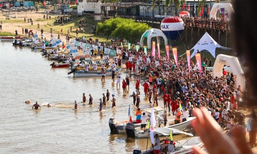 La multitud acompaña el paso de los nadadores a lo largo del recorrido de la Maratón Santa Fe–Coronda 2026, reafirmando el vínculo histórico entre el público y una de las competencias de aguas abiertas más emblemáticas del
