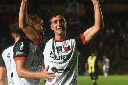 Julián Marcioni celebra su gol con euforia en el Brigadier López, tras ampliar la ventaja de Colón