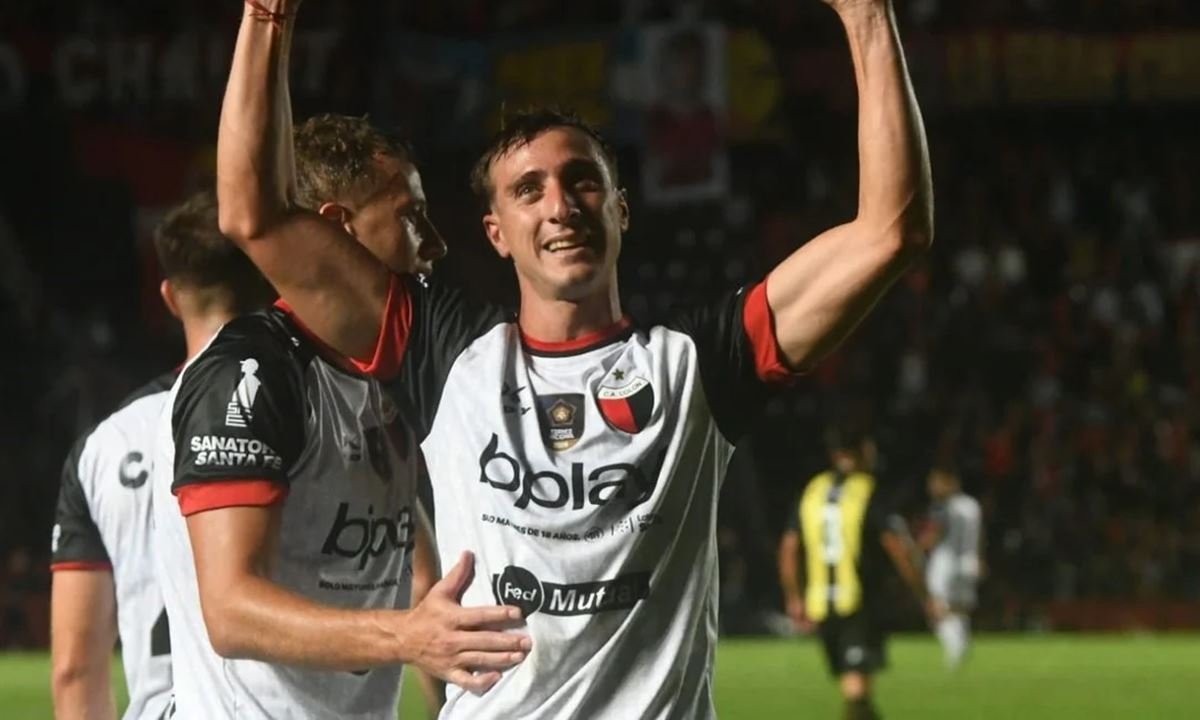 Julián Marcioni celebra su gol con euforia en el Brigadier López, tras ampliar la ventaja de Colón