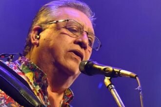 Marcos Camino, figura emblemática de Los Palmeras, durante una presentación en Santa Fe