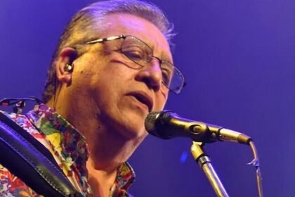 Marcos Camino, figura emblemática de Los Palmeras, durante una presentación en Santa Fe