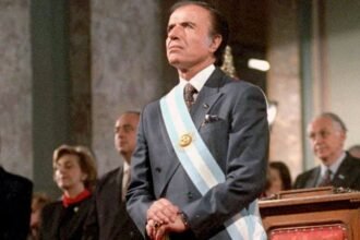 Carlos Saúl Menem, con la banda presidencial, durante su mandato al frente de la Argentina en los años 90.