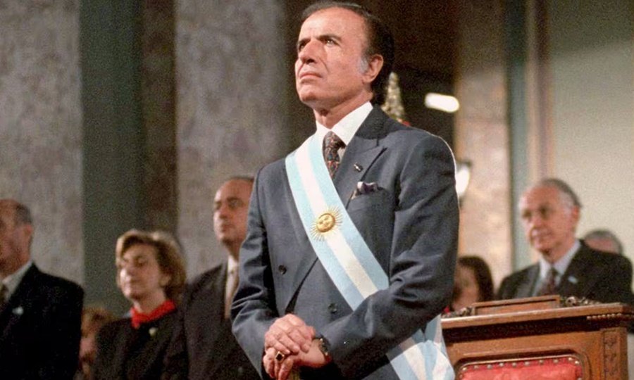 Carlos Saúl Menem, con la banda presidencial, durante su mandato al frente de la Argentina en los años 90.