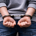 Foto ilustrativa: adolescente esposado, representación del debate sobre la baja de la edad de imputabilidad.