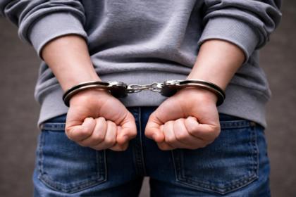 Foto ilustrativa: adolescente esposado, representación del debate sobre la baja de la edad de imputabilidad.