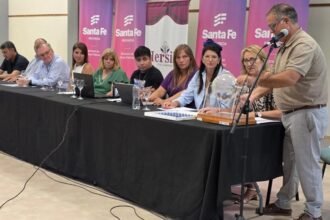 Autoridades provinciales y comunales durante el sorteo público de viviendas realizado en Hersilia, departamento San Cristóbal, provincia de Santa Fe.