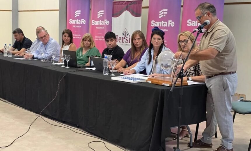 Autoridades provinciales y comunales durante el sorteo público de viviendas realizado en Hersilia, departamento San Cristóbal, provincia de Santa Fe.