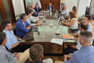 Felipe Michlig durante una de las reuniones institucionales por la nueva Ley Orgánica de Municipios en Santa Fe.