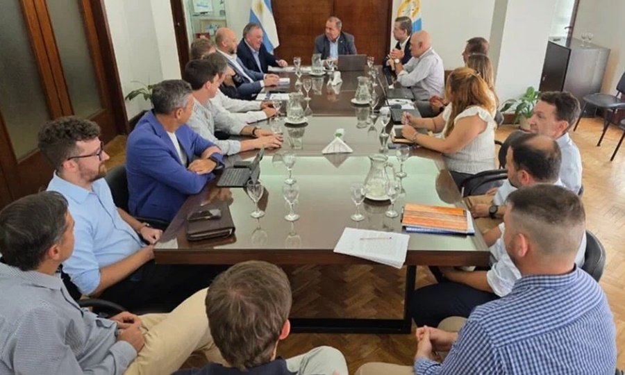Felipe Michlig durante una de las reuniones institucionales por la nueva Ley Orgánica de Municipios en Santa Fe.