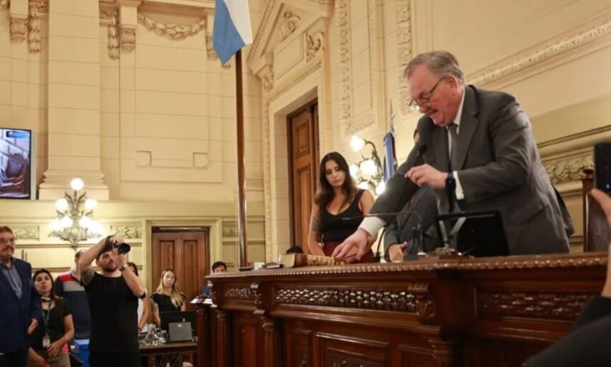Felipe Michlig presta juramento tras ser reelegido Presidente Provisional del Senado de Santa Fe, durante la sesión preparatoria del Período Ordinario N.º 144.