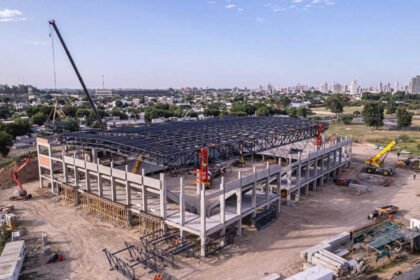 El microestadio en construcción en el CARD de Santa Fe avanza de cara a los Juegos Suramericanos 2026, fortaleciendo la infraestructura deportiva de la ciudad.