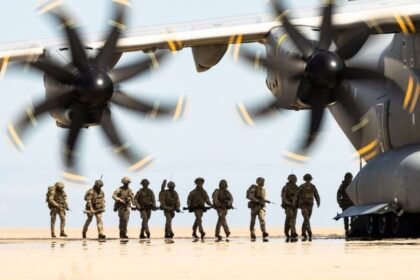 Militares británicos durante ejercicios de entrenamiento en las Islas Malvinas, como parte del despliegue permanente del Reino Unido en el Atlántico Sur.