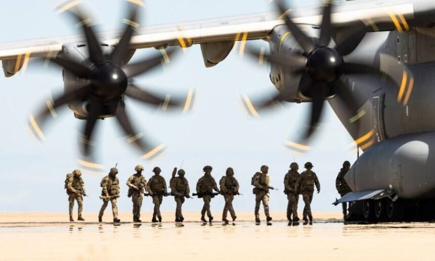 Militares británicos durante ejercicios de entrenamiento en las Islas Malvinas, como parte del despliegue permanente del Reino Unido en el Atlántico Sur.