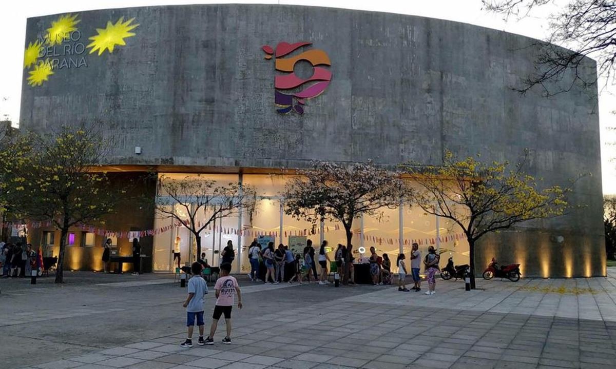 Fachada del Museo del Río Paraná, espacio dedicado a la conservación y estudio del patrimonio natural y cultural de la región.