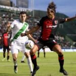Acción de juego entre Banfield y Newell’s Old Boys durante un partido oficial de la Liga Profesional, en el sur bonaerense.