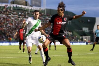 Acción de juego entre Banfield y Newell’s Old Boys durante un partido oficial de la Liga Profesional, en el sur bonaerense.