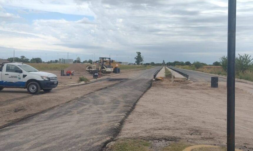 Trabajos de construcción y reasfaltado sobre boulevard América, en el marco del plan de infraestructura que impulsa la Municipalidad de Puerto General San Martín.