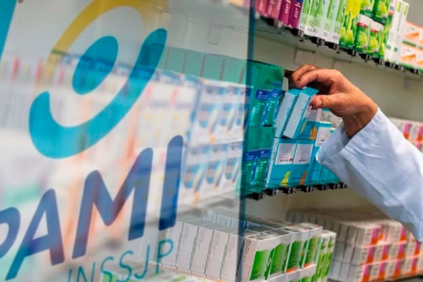 Afiliados de PAMI realizan trámites vinculados al acceso a medicamentos y coberturas de salud.