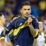 Leandro Paredes celebra un gol con la camiseta de Boca Juniors en la Bombonera.