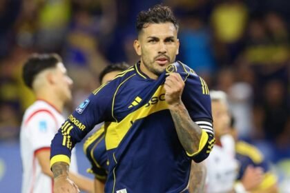 Leandro Paredes celebra un gol con la camiseta de Boca Juniors en la Bombonera.