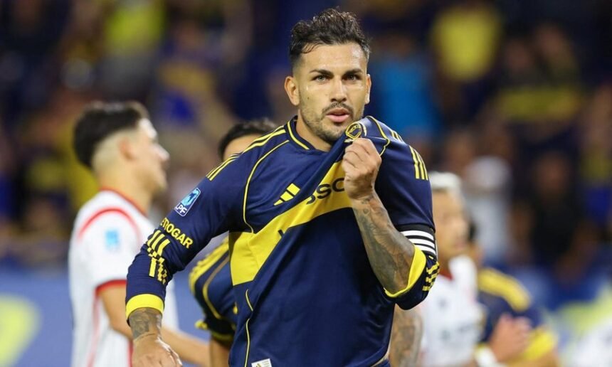 Leandro Paredes celebra un gol con la camiseta de Boca Juniors en la Bombonera.