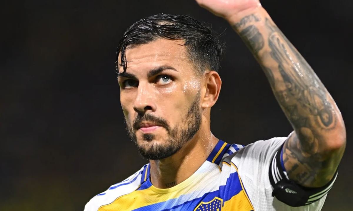 Leandro Paredes durante un partido con la camiseta de Boca en la Bombonera.