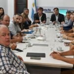 Mesa de negociación entre el Gobierno provincial y gremios de la salud en la sede del Ministerio de Trabajo.