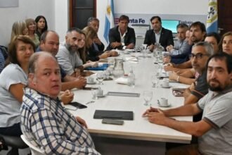 Mesa de negociación entre el Gobierno provincial y gremios de la salud en la sede del Ministerio de Trabajo.