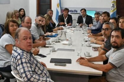 Mesa de negociación entre el Gobierno provincial y gremios de la salud en la sede del Ministerio de Trabajo.