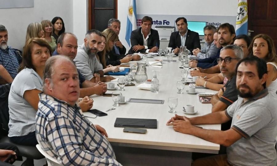 Mesa de negociación entre el Gobierno provincial y gremios de la salud en la sede del Ministerio de Trabajo.