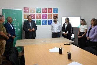 El intendente Juan Pablo Poletti durante la firma del acta compromiso del Proyecto Raíces junto a representantes institucionales.