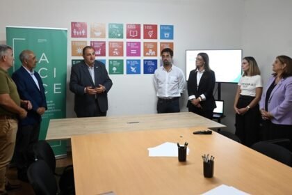 El intendente Juan Pablo Poletti durante la firma del acta compromiso del Proyecto Raíces junto a representantes institucionales.