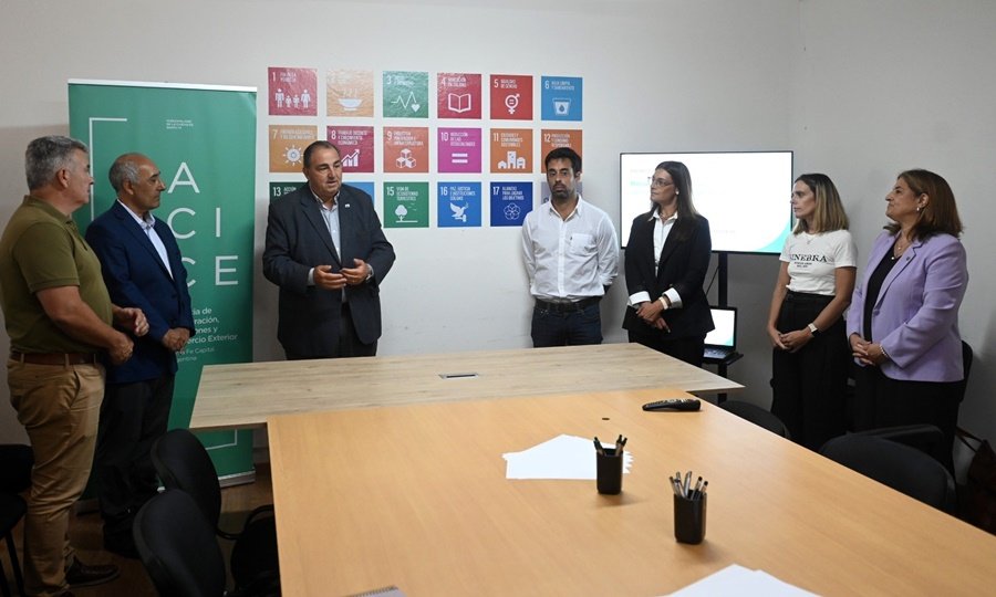 El intendente Juan Pablo Poletti durante la firma del acta compromiso del Proyecto Raíces junto a representantes institucionales.