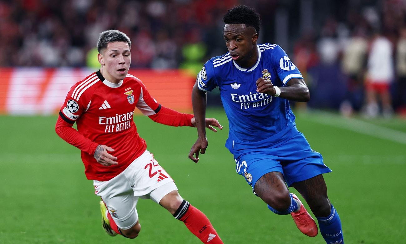 Gianluca Prestianni disputa el balón con Vinicius durante el partido de Champions League entre Benfica y Real Madrid.