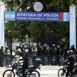 Jefatura de la Unidad Regional II de Rosario durante una jornada de protesta policial, con móviles y efectivos concentrados en el ingreso principal.