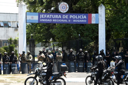 Jefatura de la Unidad Regional II de Rosario durante una jornada de protesta policial, con móviles y efectivos concentrados en el ingreso principal.