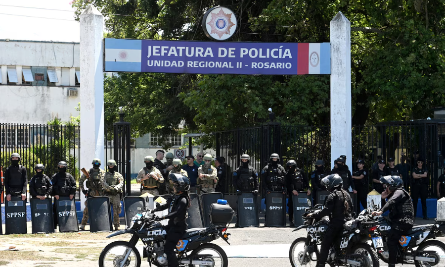Jefatura de la Unidad Regional II de Rosario durante una jornada de protesta policial, con móviles y efectivos concentrados en el ingreso principal.