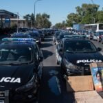 Efectivos de la Policía de Santa Fe se concentran frente a la Jefatura en Rosario, reclamando mejoras salariales y atención en salud mental.