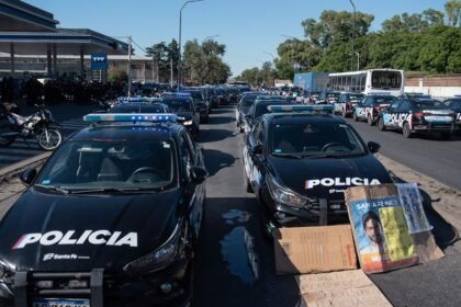 Efectivos de la Policía de Santa Fe se concentran frente a la Jefatura en Rosario, reclamando mejoras salariales y atención en salud mental.