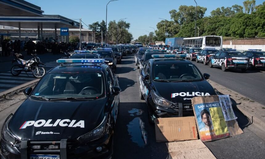 Efectivos de la Policía de Santa Fe se concentran frente a la Jefatura en Rosario, reclamando mejoras salariales y atención en salud mental.