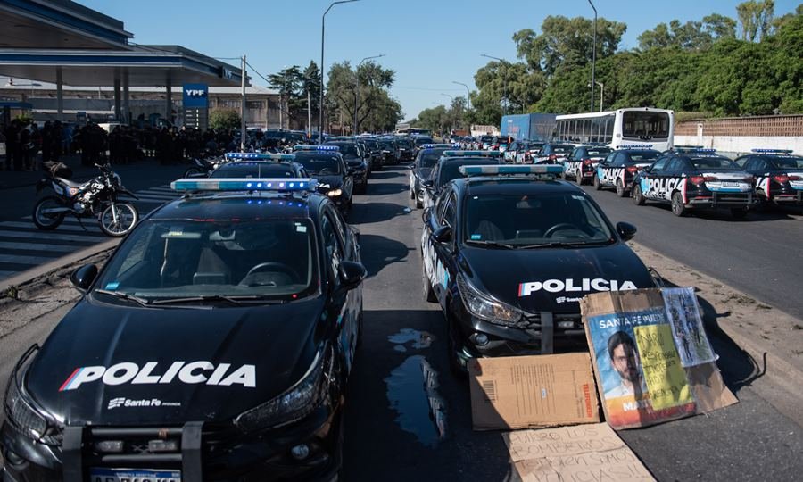 Efectivos de la Policía de Santa Fe se concentran frente a la Jefatura en Rosario, reclamando mejoras salariales y atención en salud mental.