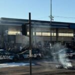 Policías y familiares se manifiestan frente a la Jefatura de la Unidad Regional II de Rosario en reclamo de mejoras salariales.