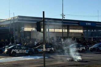 Policías y familiares se manifiestan frente a la Jefatura de la Unidad Regional II de Rosario en reclamo de mejoras salariales.