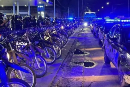 Efectivos policiales concentrados frente a la Jefatura en Rosario durante la protesta que derivó en sanciones y pases a disponibilidad. Foto de archivo.