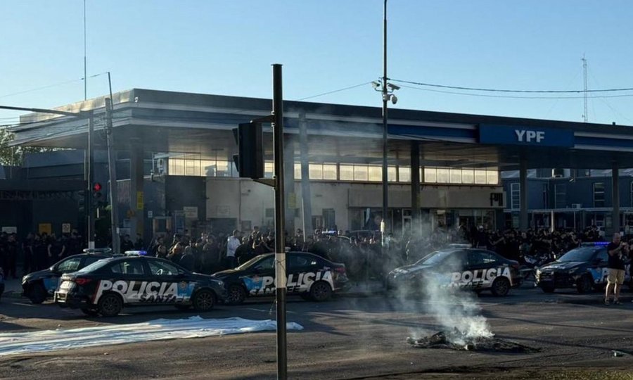 Policías y familiares se manifiestan frente a la Jefatura de la Unidad Regional II de Rosario en reclamo de mejoras salariales.