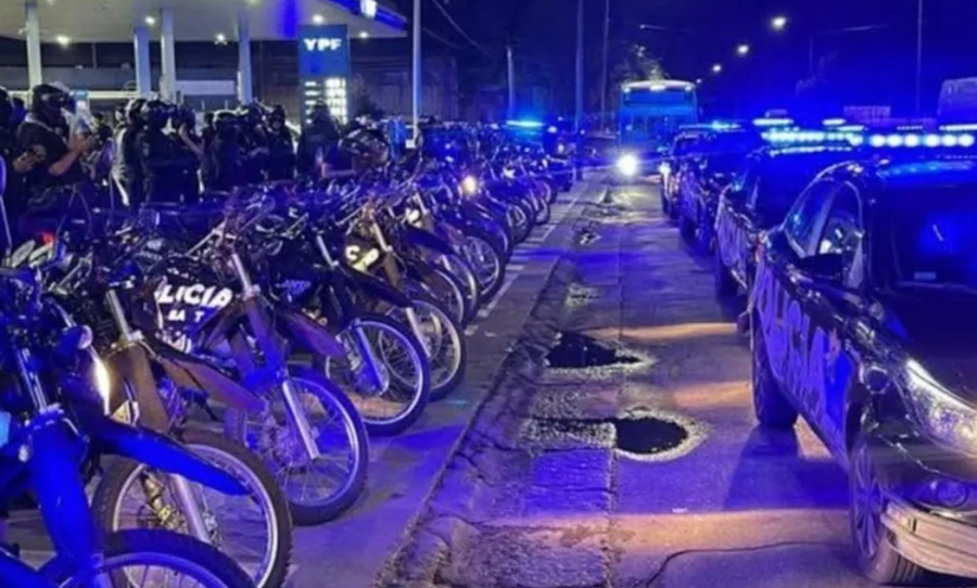 Efectivos policiales concentrados frente a la Jefatura en Rosario durante la protesta que derivó en sanciones y pases a disponibilidad. Foto de archivo.