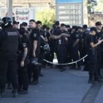 Policías movilizados frente a la Jefatura de la Unidad Regional II durante la protesta en Rosario.