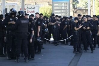 Policías movilizados frente a la Jefatura de la Unidad Regional II durante la protesta en Rosario.