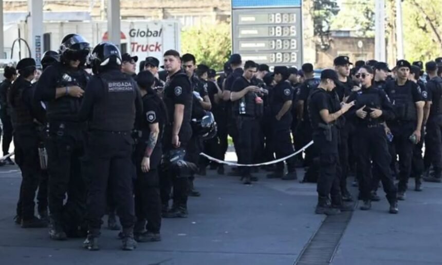 Policías movilizados frente a la Jefatura de la Unidad Regional II durante la protesta en Rosario.